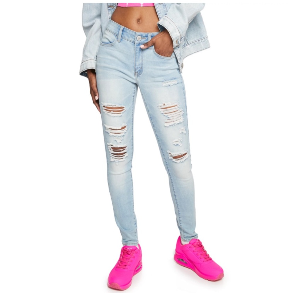So Distressed Low Rise Ultimate Jegging, Size 7/28W